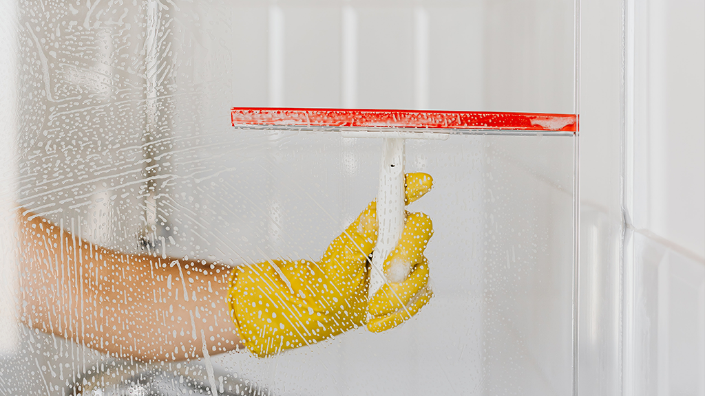 clean glass shower screen